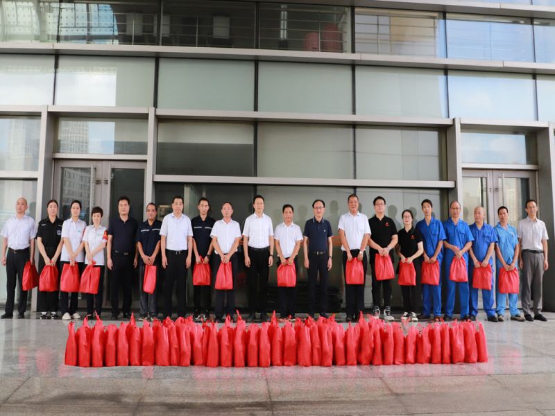 薛曄至常州汽車(chē)站慰問(wèn)一線(xiàn)職工